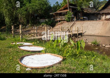 Trocknung von Salzkristallen in der Sonne am Flussufer im Dorf Thailand Stockfoto