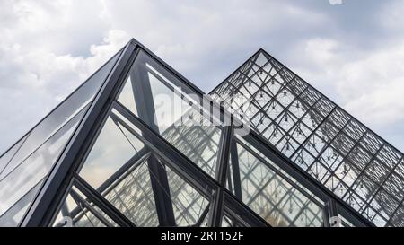 Das berühmte Louvre-Museum in Paris, Frankreich, zeigt die prächtige Glaspyramide. Stockfoto