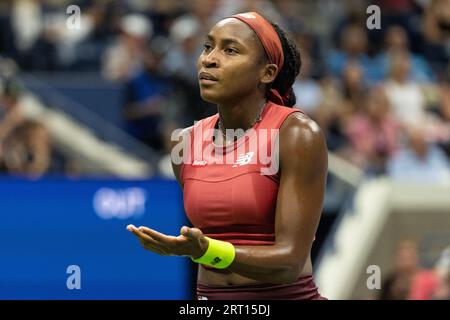 Coco Gauff aus den USA reagiert während des Finalspiels des Frauen-Singles-Turniers beim US Open Turnier im Billie Jean King Tennis Center in New York am 9. September 2023 Stockfoto