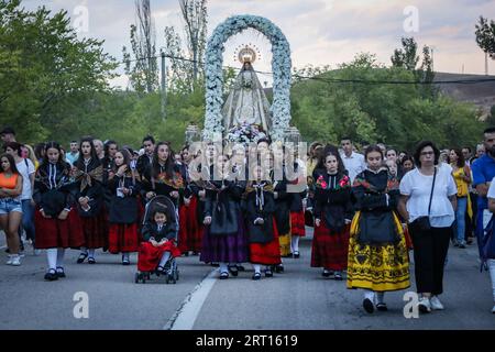 Guadalajara, Spanien. September 2023. Gläubige gehen in Prozession neben der Jungfrau von Peñahora. Die Gläubigen der Jungfrau von Peñahora in der Stadt Humanes, Guadalajara, feiern die Feuerprozession, die fast zwei Kilometer von einer Eremitage in Richtung Stadt führt, während auf dem Weg Lagerfeuer aus Stroh und Brennholz verbrannt werden, um die Feierlichkeiten zu ihren Ehren zu feiern. Quelle: SOPA Images Limited/Alamy Live News Stockfoto