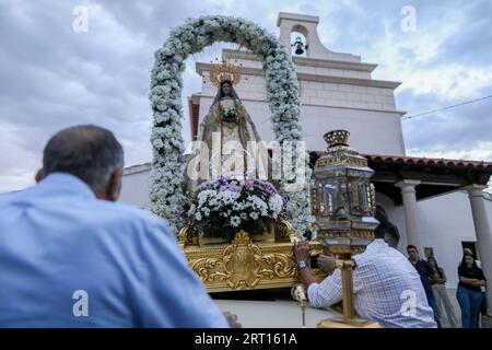 Guadalajara, Spanien. September 2023. Die Gläubigen bereiten das Bild der Jungfrau von Peñahora vor Beginn der Prozession vor. Die Gläubigen der Jungfrau von Peñahora in der Stadt Humanes, Guadalajara, feiern die Feuerprozession, die fast zwei Kilometer von einer Eremitage in Richtung Stadt führt, während auf dem Weg Lagerfeuer aus Stroh und Brennholz verbrannt werden, um die Feierlichkeiten zu ihren Ehren zu feiern. Quelle: SOPA Images Limited/Alamy Live News Stockfoto