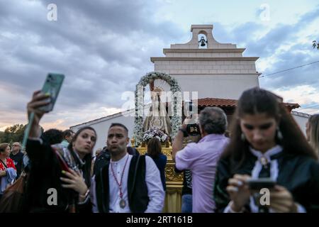 Guadalajara, Spanien. September 2023. Die Devotees fotografieren neben der Jungfrau von Peñahora. Die Gläubigen der Jungfrau von Peñahora in der Stadt Humanes, Guadalajara, feiern die Feuerprozession, die fast zwei Kilometer von einer Eremitage in Richtung Stadt führt, während auf dem Weg Lagerfeuer aus Stroh und Brennholz verbrannt werden, um die Feierlichkeiten zu ihren Ehren zu feiern. Quelle: SOPA Images Limited/Alamy Live News Stockfoto