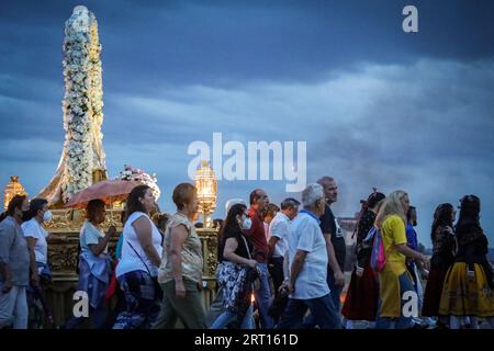 Guadalajara, Spanien. September 2023. Gläubige gehen in Prozession neben der Jungfrau von Peñahora. Die Gläubigen der Jungfrau von Peñahora in der Stadt Humanes, Guadalajara, feiern die Feuerprozession, die fast zwei Kilometer von einer Eremitage in Richtung Stadt führt, während auf dem Weg Lagerfeuer aus Stroh und Brennholz verbrannt werden, um die Feierlichkeiten zu ihren Ehren zu feiern. Quelle: SOPA Images Limited/Alamy Live News Stockfoto