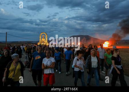 Guadalajara, Spanien. September 2023. Gläubige gehen in Prozession neben der Jungfrau von Peñahora. Die Gläubigen der Jungfrau von Peñahora in der Stadt Humanes, Guadalajara, feiern die Feuerprozession, die fast zwei Kilometer von einer Eremitage in Richtung Stadt führt, während auf dem Weg Lagerfeuer aus Stroh und Brennholz verbrannt werden, um die Feierlichkeiten zu ihren Ehren zu feiern. (Foto: David Canales/SOPA Images/SIPA USA) Credit: SIPA USA/Alamy Live News Stockfoto