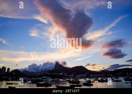 Wunderschöner Sonnenuntergang über Guanabara Bay und Corcovado Mountain von Mureta da Urca aus gesehen - Rio de Janeiro, Brasilien Stockfoto