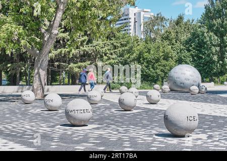 Kazan, Russland - 11. Juni 2023: Festspielplatz zu Ehren der Fußball-Weltmeisterschaft 2018. Zusammensetzung von 32 Kugeln mit Namen Länder-Teilnehmer, große Kugel Stockfoto