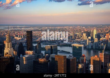 Die Skyline von New York City vom Empire State Building in der Dämmerung aus gesehen Stockfoto