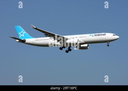 Ein Airbus A330-300 von Air Transat, betrieben von Smartlynx Malta, nähert sich dem Flughafen London Gatwick Stockfoto