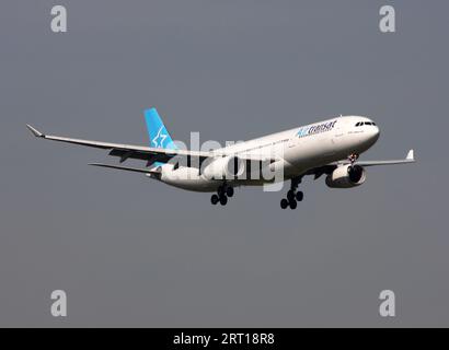 Ein Airbus A330-300 von Air Transat, betrieben von Smartlynx Malta, nähert sich dem Flughafen London Gatwick Stockfoto