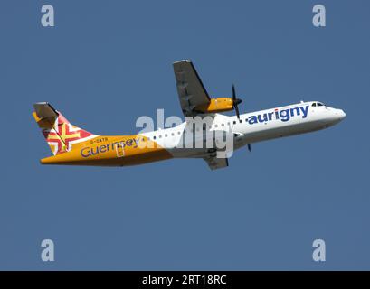 Ein ATR 72-600 von Aurigny Air Services verlässt den Flughafen London Gatwick Stockfoto