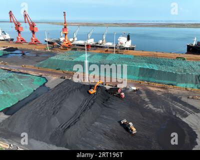 Lianyungang, China. September 2023. LIANYUNGANG, CHINA - 10. SEPTEMBER 2023 - große Maschinen stapeln und lagern Elektrokohle, die gerade von einem Frachtschiff am Port Coal Terminal in Lianyungang, Provinz Jiangsu, am 10. September 2023 entladen wurde. (Foto von Costfoto/NurPhoto) Credit: NurPhoto SRL/Alamy Live News Stockfoto