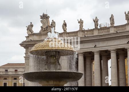 ROM, VATIKAN - 9. MÄRZ 2023: Dies ist ein Fragment des Bernini-Brunnens auf der linken Hälfte von St. Petersplatz. Stockfoto