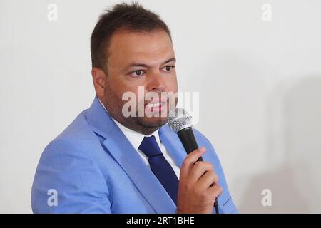 Neapel, Italien. September 2023. Neapel, Italien, September 2023: Biagio Seno Trainer von Napoli Femminile wird während der Napoli Femminile Team Präsentation in Neapel, Italien, ausgezeichnet. (Foto Mosca/SPP) Credit: SPP Sport Press Photo. Alamy Live News Stockfoto