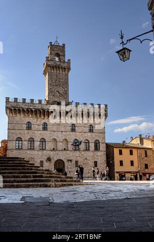 Palazzo Comunale auf der Piazza Grande in der Altstadt von Montepulciano in Val d Orcia, Toskana, Italien Stockfoto