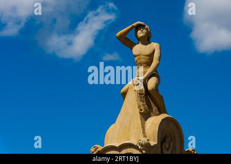 Regensburg, 2021 06 02: Berühmte Statue Bruckmandl auf der Steinbrücke über die donau in Regensburg bei Sonnenlicht am Tag mit Stockfoto