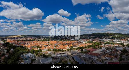 Luftaufnahme von Amberg in der Oberpfalz, blauer Himmel mit Wolken, Sonnenschein Stockfoto