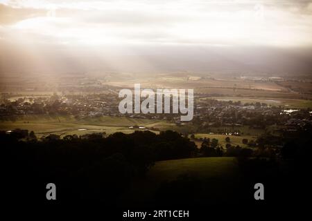 Der Blick über Yarra Glen an einem kühlen, nebligen Herbstmorgen in Victoria, Australien Stockfoto