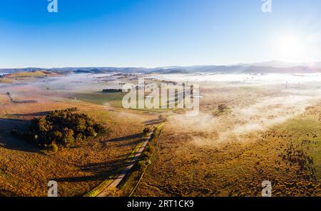 Die Sonne geht durch Nebel an einem kalten Herbstmorgen in der Nähe von Yarra Glen im Yarra Valley, Victoria, Australien auf Stockfoto