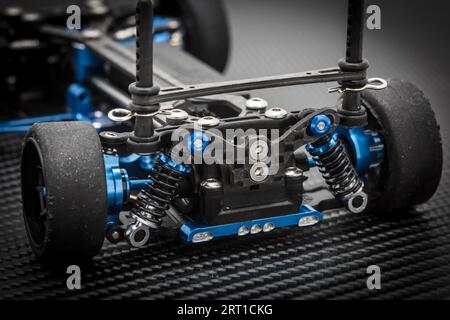 RC Car Chassis und Teile werden zu einem funkgesteuerten Rennwagen zusammengebaut Stockfoto
