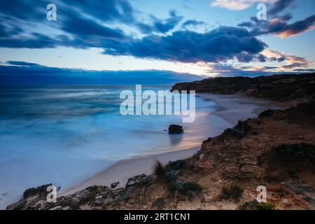 Der idyllische Number Sixteen Beach mit einem ankommenden Sturm in der Abenddämmerung in Rye, Victoria, Australien Stockfoto