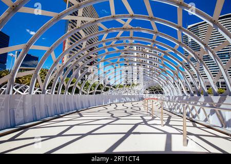 Die ikonische Architektur der Webb Bridge an einem warmen Frühlingsmorgen in den Docklands von Melbourne, Victoria, Australien Stockfoto