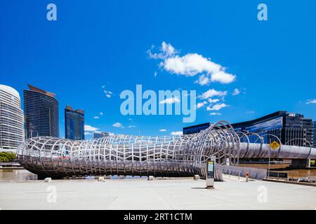 Die ikonische Architektur der Webb Bridge an einem warmen Frühlingsmorgen in den Docklands von Melbourne, Victoria, Australien Stockfoto
