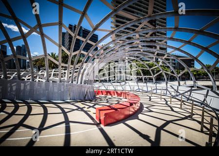 Die ikonische Architektur der Webb Bridge an einem warmen Frühlingsmorgen in den Docklands von Melbourne, Victoria, Australien Stockfoto