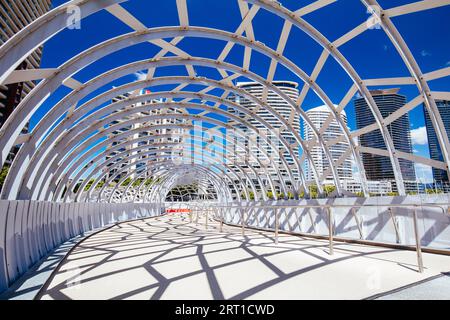 Die ikonische Architektur der Webb Bridge an einem warmen Frühlingsmorgen in den Docklands von Melbourne, Victoria, Australien Stockfoto