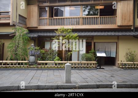 Blick auf die Häuser im Gion-Viertel, einem der exklusivsten und bekanntesten Geisha-Viertel in ganz Japan in Kyoto, Japan Stockfoto