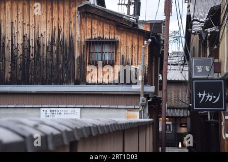 Blick auf die Häuser im Gion-Viertel, einem der exklusivsten und bekanntesten Geisha-Viertel in ganz Japan in Kyoto, Japan Stockfoto