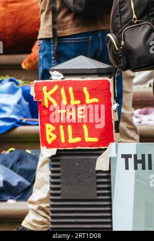 Melbourne, Australien, 20. November 2021: Demonstranten, die sich gegen das Pandemiegesetz aussprechen, das am 20. November 2021 im viktorianischen Parlament vorgelegt wurde Stockfoto