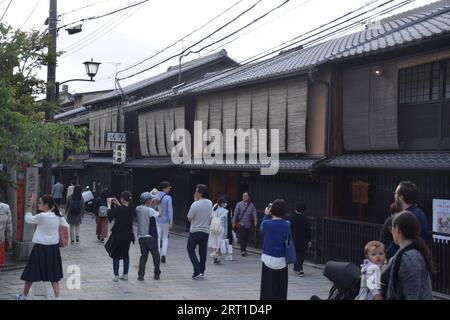 Blick auf das Gion-Viertel, eines der exklusivsten und bekanntesten Geisha-Viertel in ganz Japan in Kyoto, Japan Stockfoto