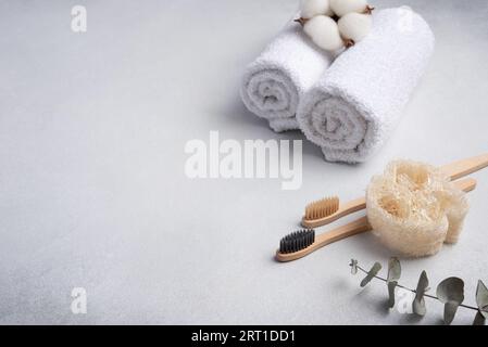 Umweltfreundliche Badezimmerprodukte. Luffa, Bambuszahnbürsten und weiße Handtücher. Bad- und Spa-Accessoires für einen nachhaltigen Lebensstil. Kein Abfall Stockfoto