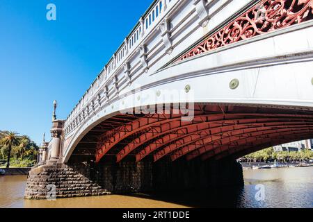 MELBOURNE, AUSTRALIEN, 31. OKTOBER 2021: Architektonische Details der Princes Bridge und Blick auf Melbourne CBD und Southbank entlang des Yarra River at Stockfoto