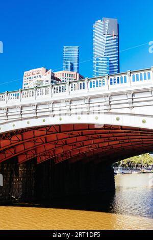 MELBOURNE, AUSTRALIEN, 31. OKTOBER 2021: Architektonische Details der Princes Bridge und Blick auf Melbourne CBD und Southbank entlang des Yarra River at Stockfoto