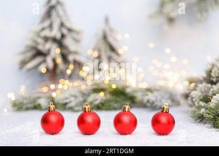 Weihnachtsdekorationen rote Kugeln auf Schnee Weihnachtskarte Vorlage Stockfoto