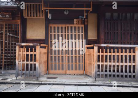 Blick auf die Häuser im Gion-Viertel, einem der exklusivsten und bekanntesten Geisha-Viertel in ganz Japan in Kyoto, Japan Stockfoto