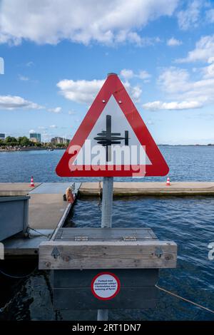 Ein Warnschild für Wasserflugzeuge im Hafen von Kopenhagen Stockfoto