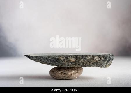 Leere beigefarbene Naturstein-Produktpräsentation oder leere kosmetische Podium-Plattform-Bühne. Hintergrund für Schönheitsprodukte. Stockfoto