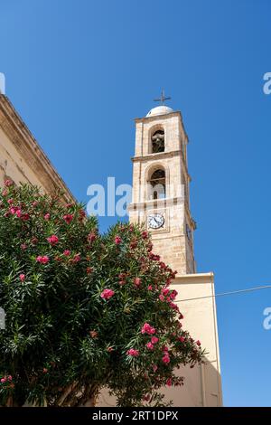 Chania, Griechenland, 22. September 2021: Der Glockenturm der Kathedrale von Chania im historischen Stadtzentrum Stockfoto