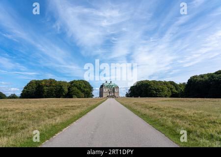 Klampenborg, Dänemark, 21. April 2019: Die Eremitage Jagdschloss im Deer Park Dyrehaven an einem sonnigen Tag Stockfoto