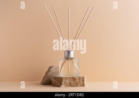Home Duftdiffusor mit Schilfstäbchen auf Steinpodium für Mock-up Stockfoto