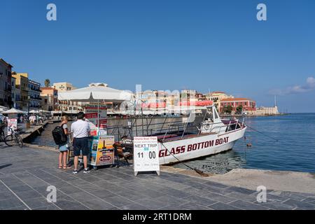 Chania, Griechenland, 22. September 2021: Ein Glasbodenboot im alten Hafen Stockfoto