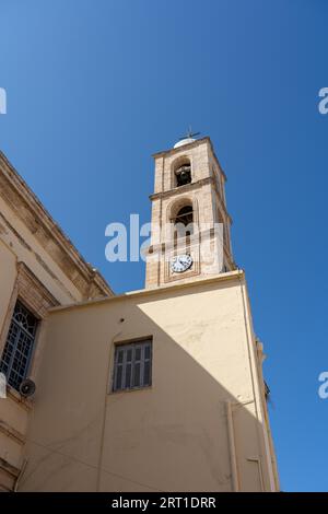 Chania, Griechenland, 22. September 2021: Der Glockenturm der Kathedrale von Chania im historischen Stadtzentrum Stockfoto