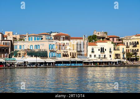 Chania, Griechenland, 22. September 2021: Historische Häuser am alten venezianischen Hafen Stockfoto