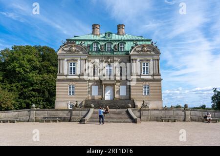 Klampenborg, Dänemark, 21. April 2019: Die Eremitage Jagdschloss im Deer Park Dyrehaven an einem sonnigen Tag Stockfoto