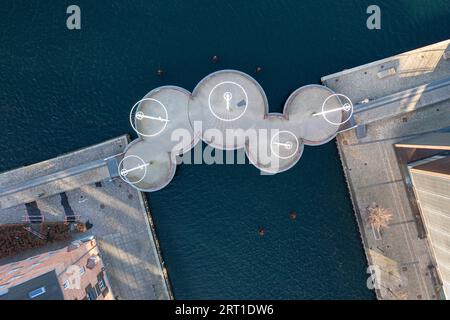 Kopenhagen, Dänemark, 14. Januar 2022: Drone View of the Modern Circle Bridge, eine Fußgängerbrücke im Hafengebiet Stockfoto