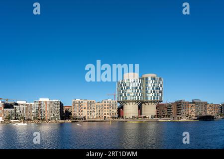 Kopenhagen, Dänemark, 6. Januar 2022: Blick auf die Portland Towers, zwei Silos, die im Bezirk Nordhavn in Bürogebäude umgewandelt wurden Stockfoto