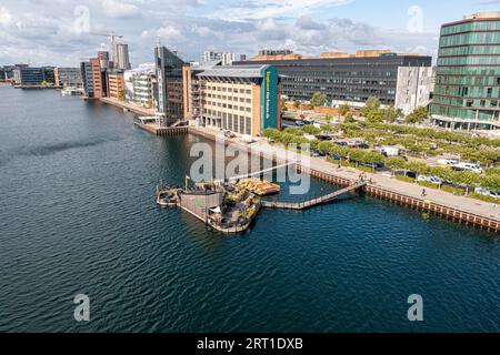 Kopenhagen, Dänemark, 20. August 2021: Blick aus der Vogelperspektive auf Green Island CPH, eine schwimmende Café-Bar im Hafen Stockfoto