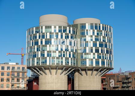 Kopenhagen, Dänemark, 6. Januar 2022: Blick auf die Portland Towers, zwei Silos, die im Bezirk Nordhavn in Bürogebäude umgewandelt wurden Stockfoto